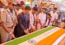 தேசிய கொடி வடிவில் கேக் வெட்டியதால் புதிய சர்ச்சை