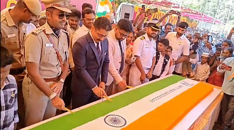 தேசிய கொடி வடிவில் கேக் வெட்டியதால் புதிய சர்ச்சை